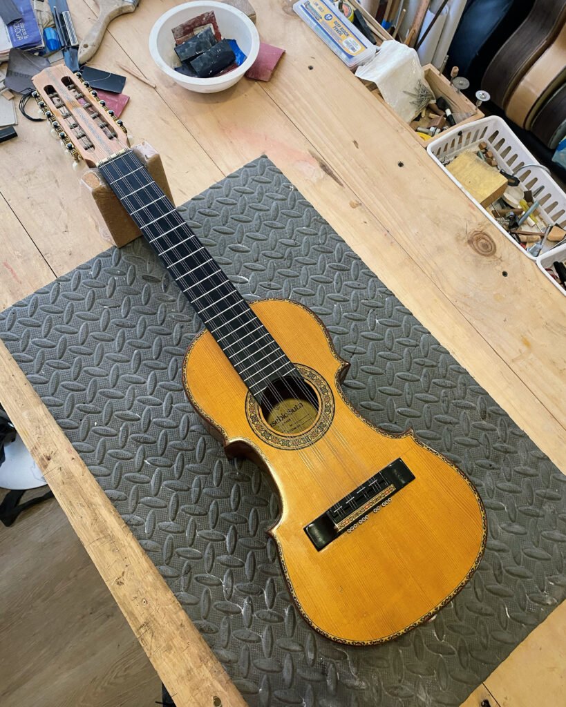 Miguel Angel Gonzalez Luthier - reparando un Tiple